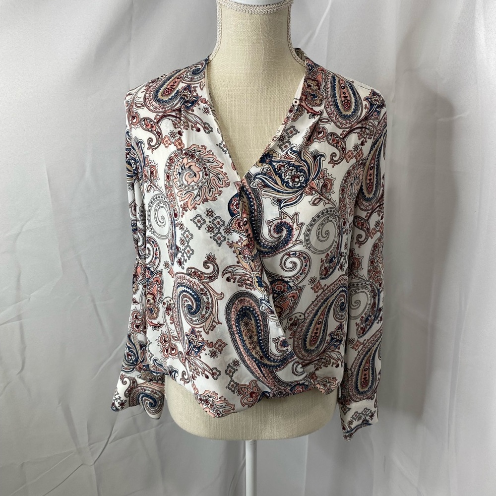 WHBM White House Black Market size 0 paisley print high low top